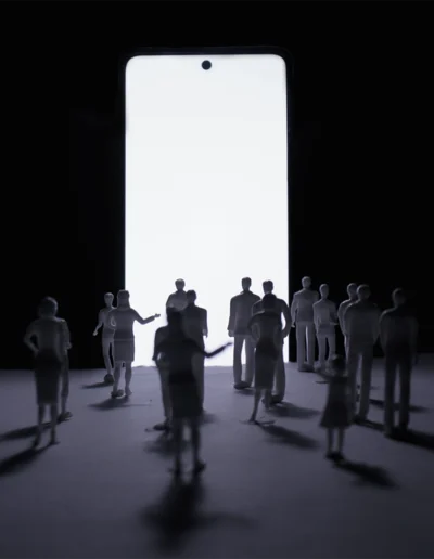 Un grupo de personas iluminada por un móvil